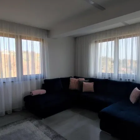 Gamma Es Jakuzzi Apartament Mişcolţ