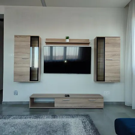 Gamma Es Jakuzzi Apartament Mişcolţ