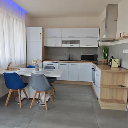 Gamma Es Jakuzzi Apartament *