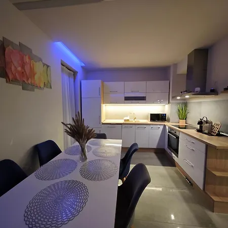 Gamma Es Jakuzzi Apartament