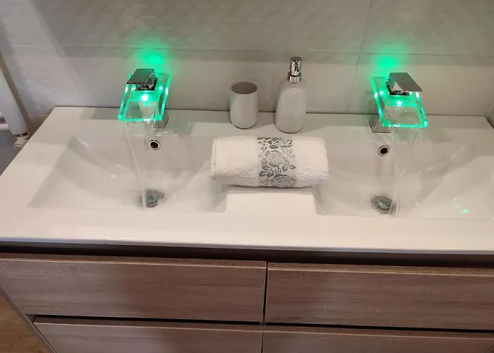 Gamma Es Jakuzzi 아파트 미슈콜츠